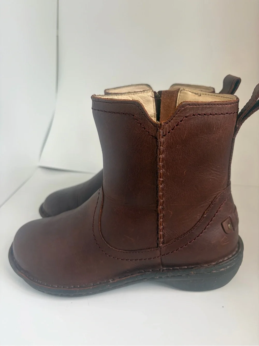 UGG Women’s Brown Leather Boots Size 7